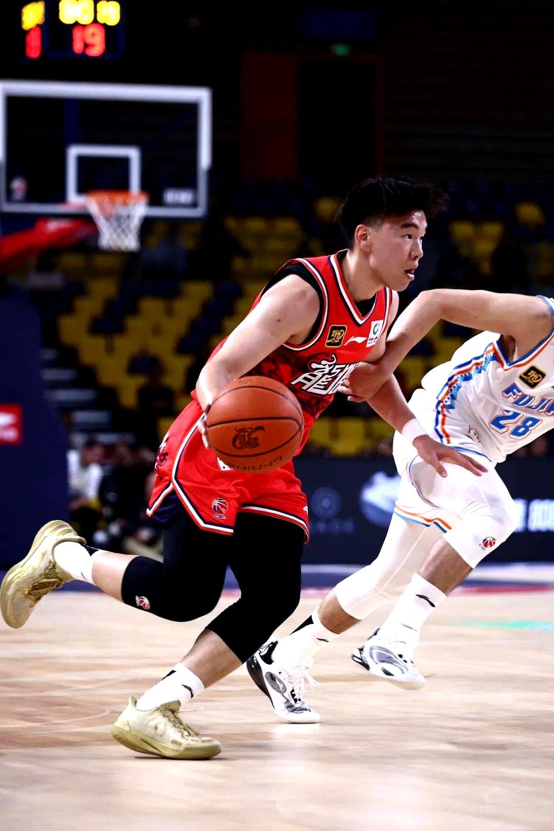 关于广州队发布备战花絮,关键时刻完成体检,欧篮联任务艰巨,年轻球员得到机会的信息 关于广州队发布备战花絮,关键时刻完成体检,欧篮联任务艰巨,年轻球员得到机会的信息